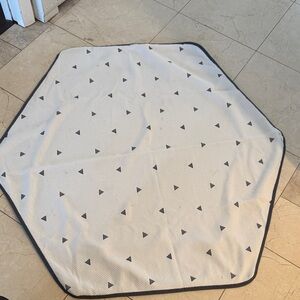 Hexagonal White Play COVER with Black Triangles *california baby co